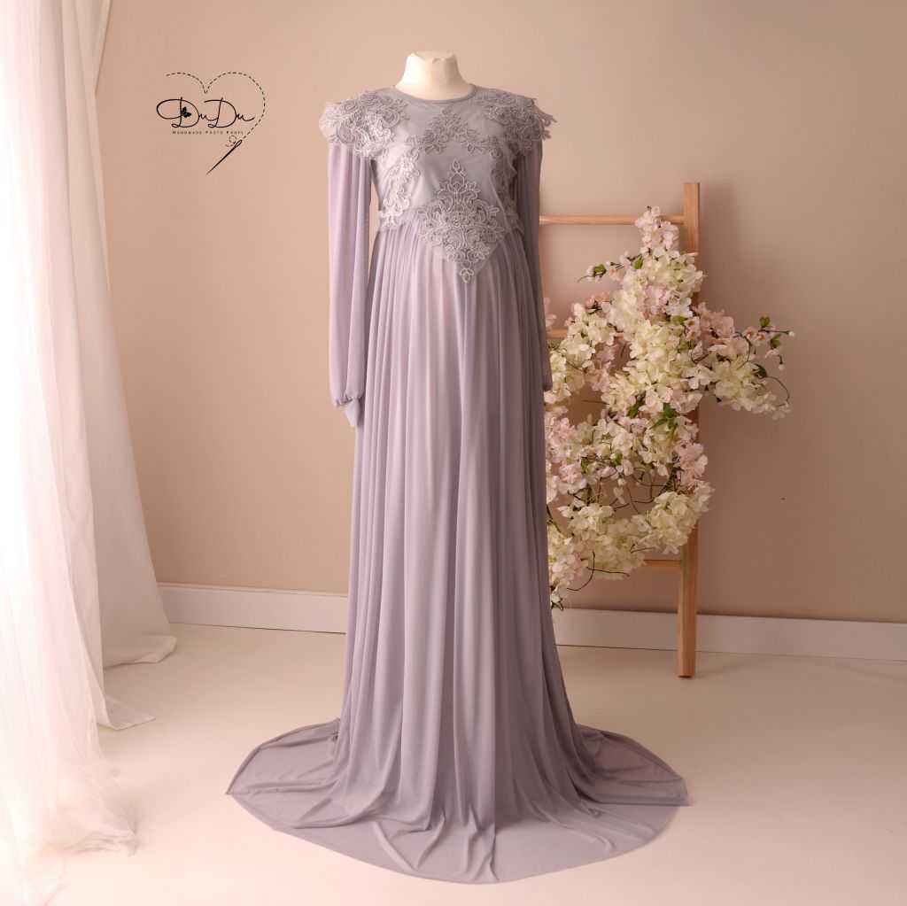 Szara suknia z aplikacją