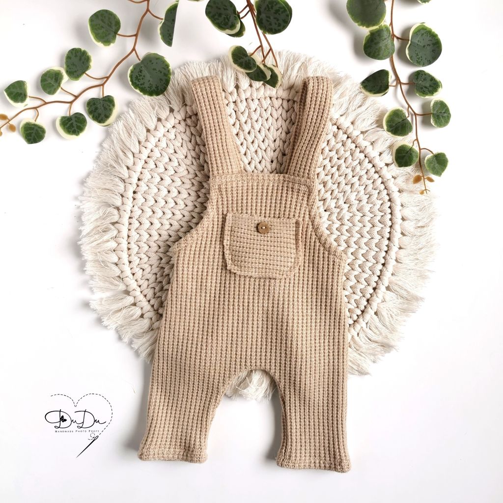 Beżowe ogrodniczki w różnych rozmiarach