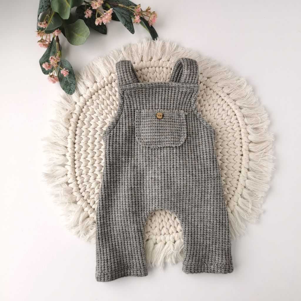 Szare ogrodniczki w różnych rozmiarach