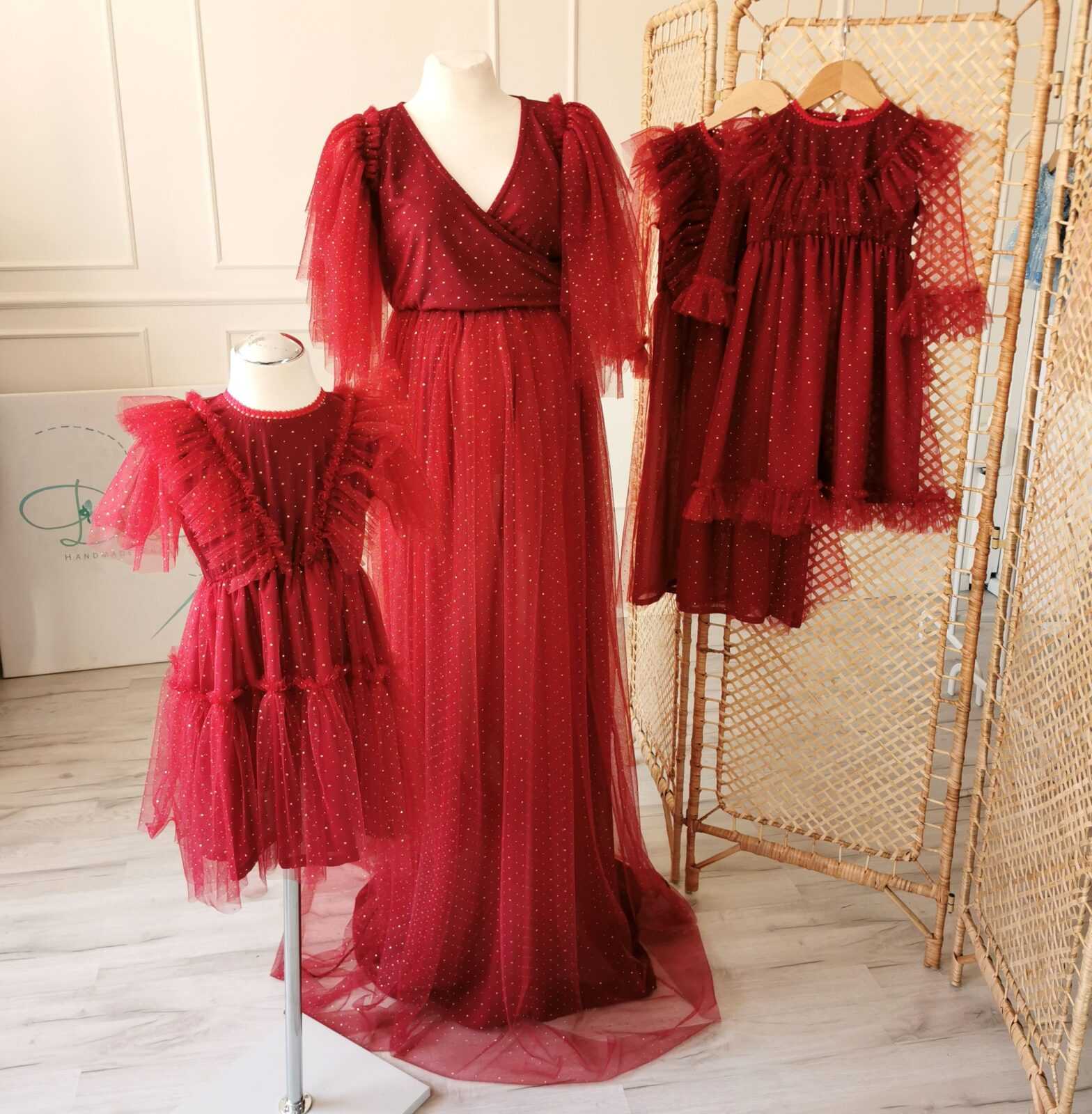 Zestaw bordowych sukien w złote kropeczki