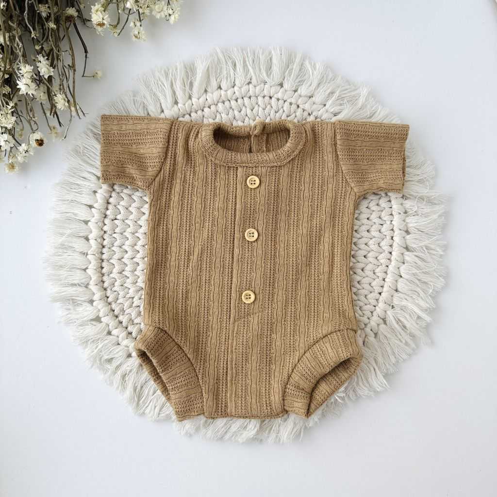 Beżowe body z guziczkami