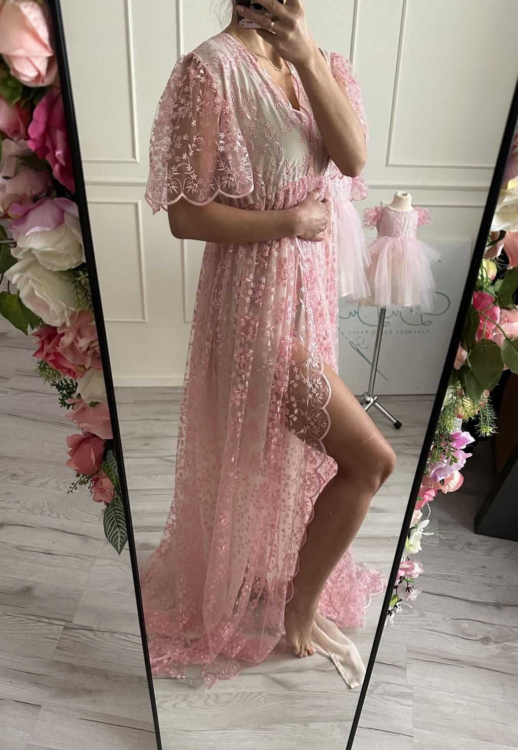 Koronkowa suknia w różu